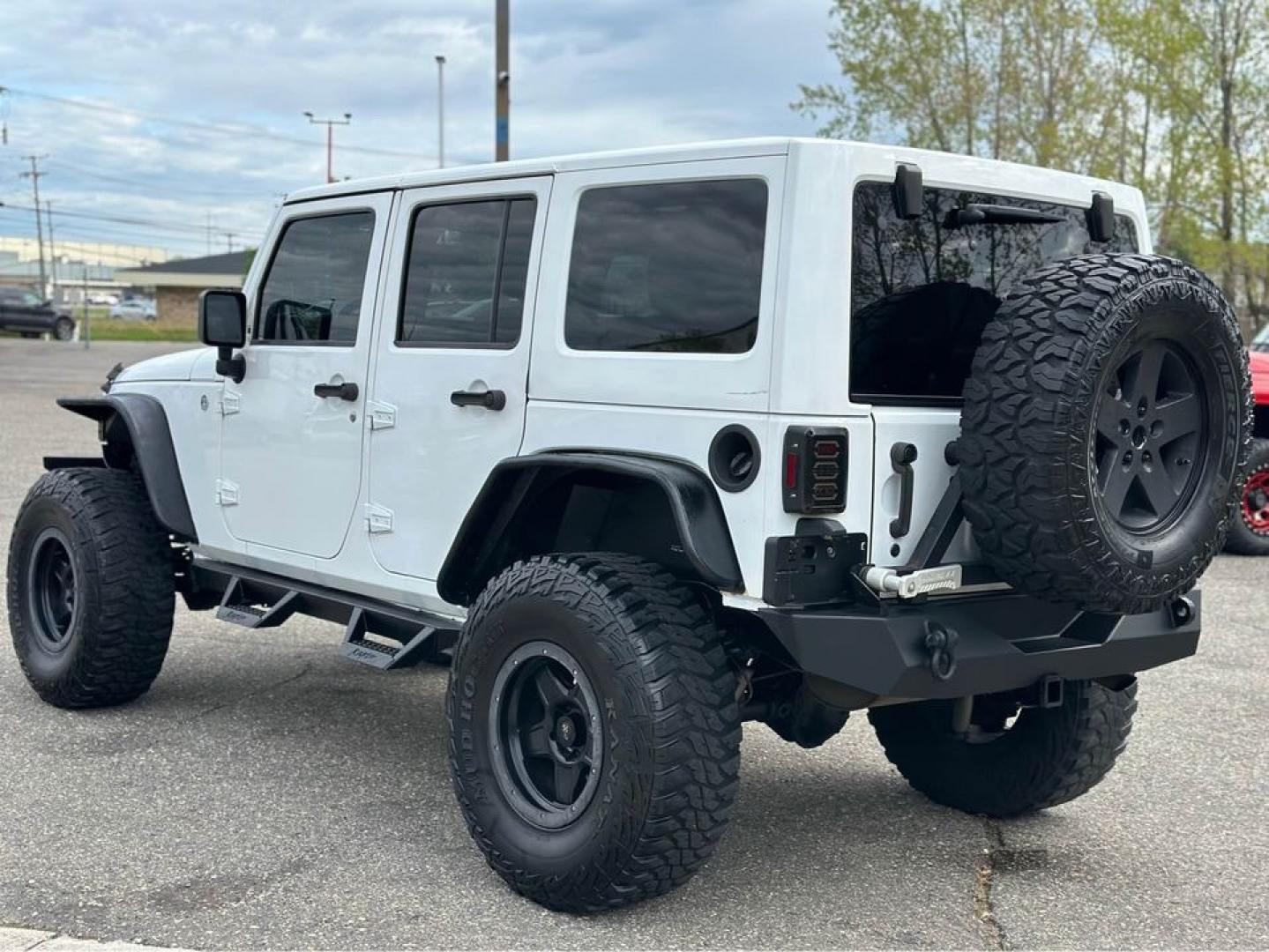 2014 WHITE /BLACK JEEP WRANGLER SAHARA (1C4BJWEG3EL) with an 3.6L engine, AUTOMATIC transmission, located at 14600 Frazho Road, Warren, MI, 48089, (586) 776-3400, 42.485996, -82.974220 - Photo#5